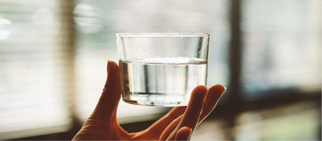 Wasser vor dem Schlafengehen trinken: Flüssigkeitszufuhr in der Nacht bei großer Hitze