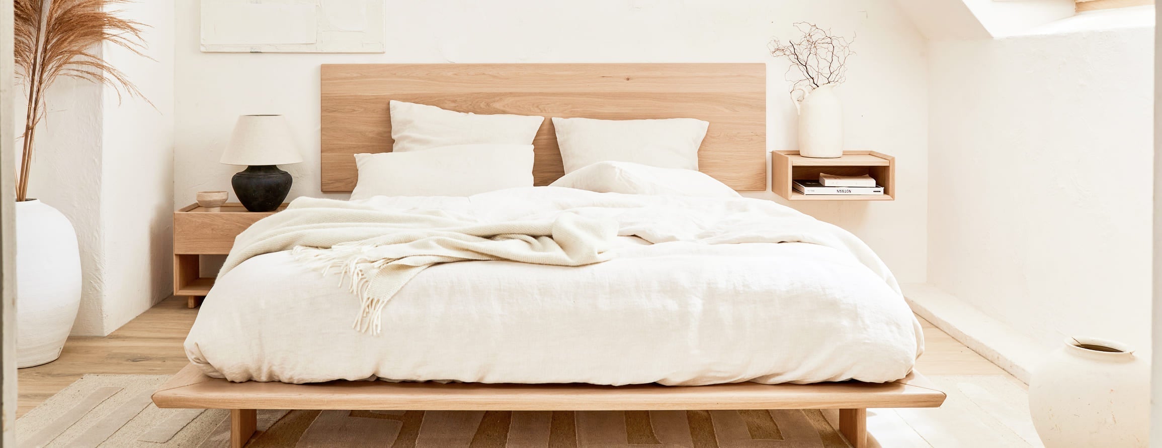 Wand- oder Stand-Nachttisch: Welcher passt in Ihr Schlafzimmer?