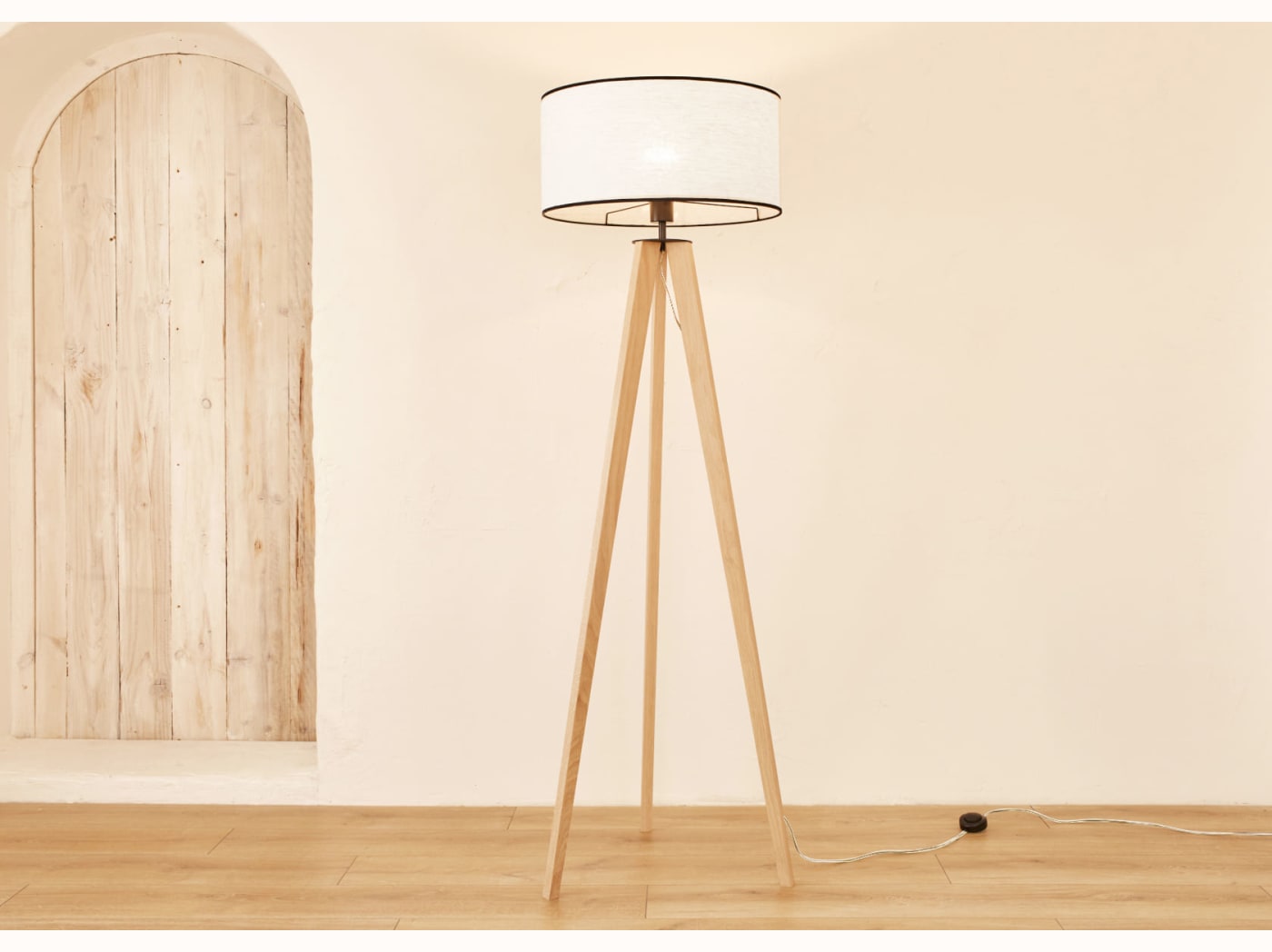 Lampadaire trépied en bois NYA