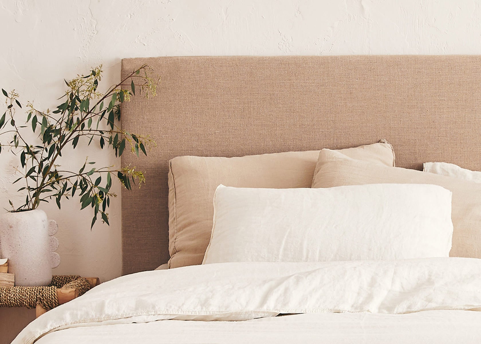 Bett mit Massivholz-Lattenrost AVA