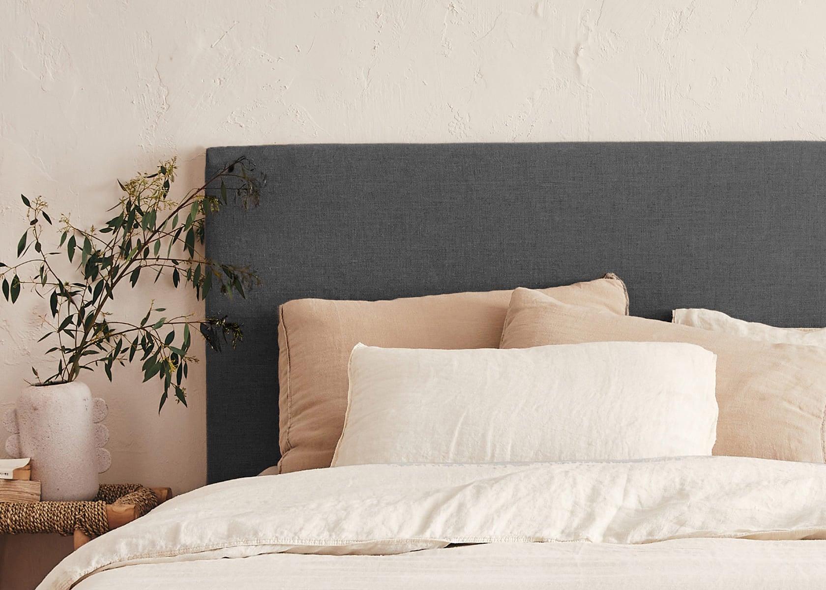 Bett mit Massivholz-Lattenrost AVA