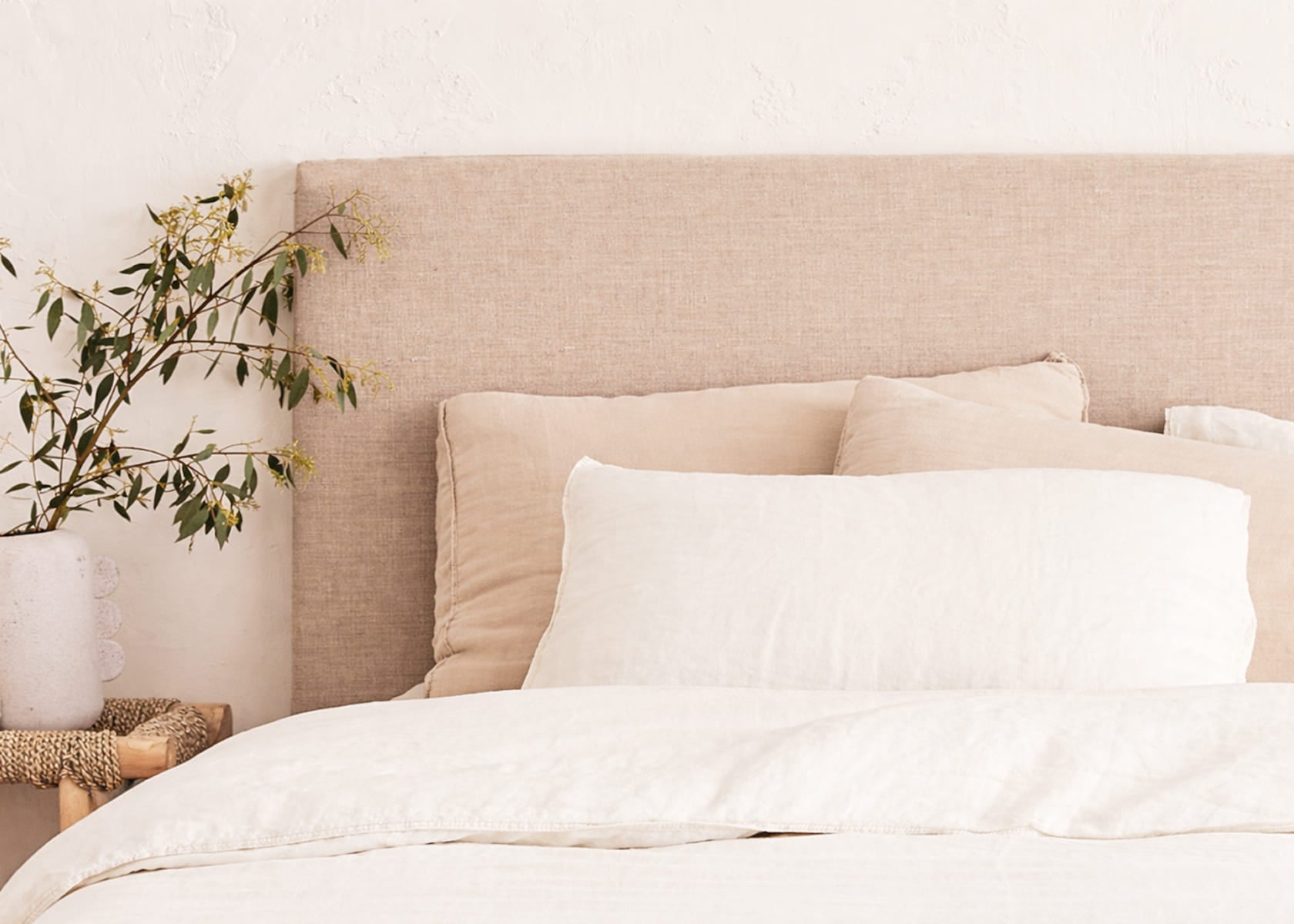Bett mit Massivholz-Lattenrost AVA