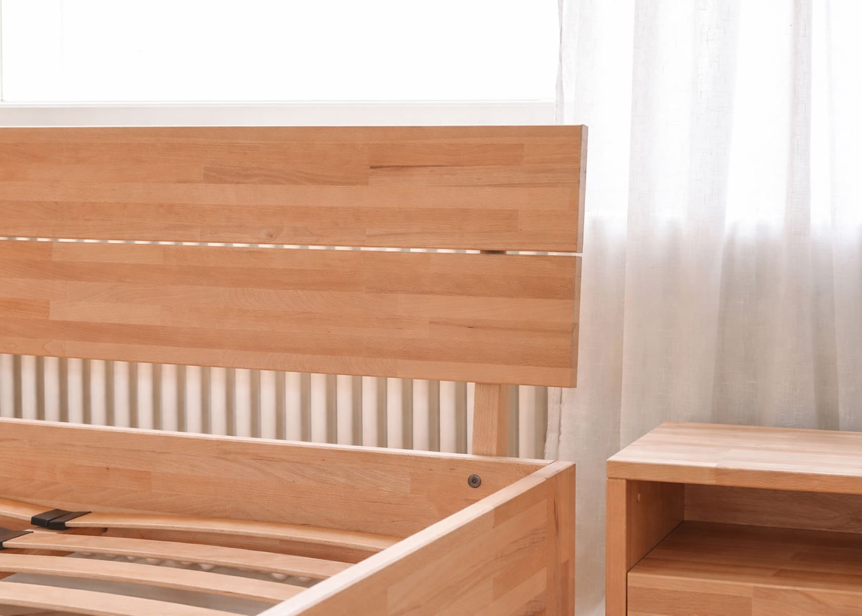 Bett mit Massivholz-Lattenrost AVA