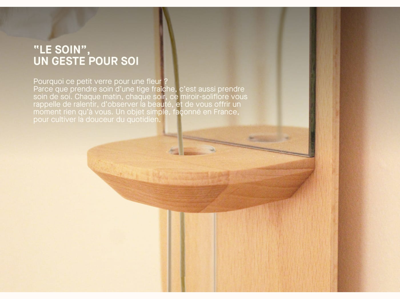 Miroir en hêtre avec Soliflore x Reine Mère - Le soin