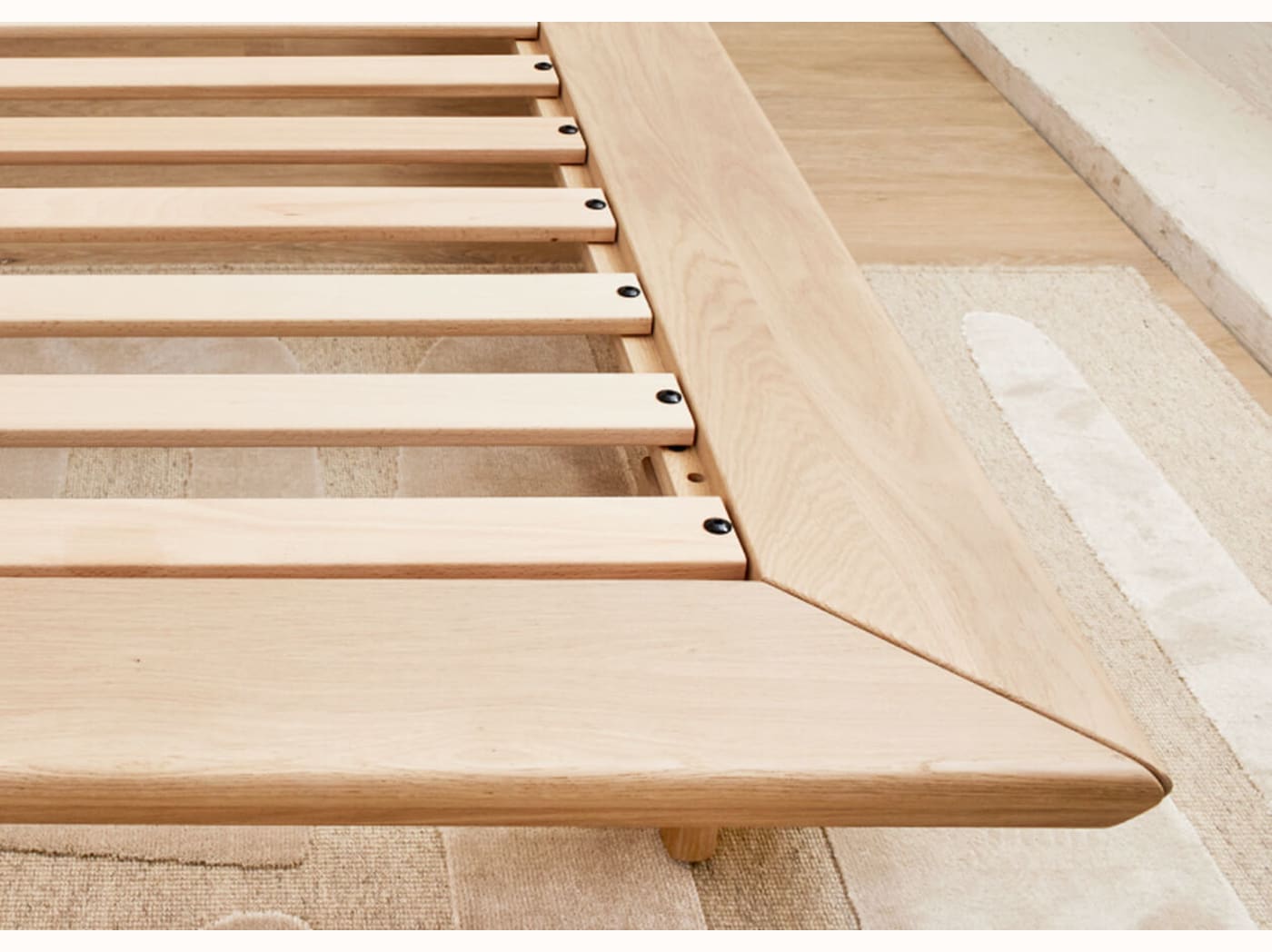 Letto a piattaforma in legno massello LIVIA