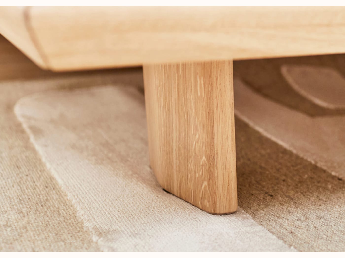 Letto a piattaforma in legno massello LIVIA