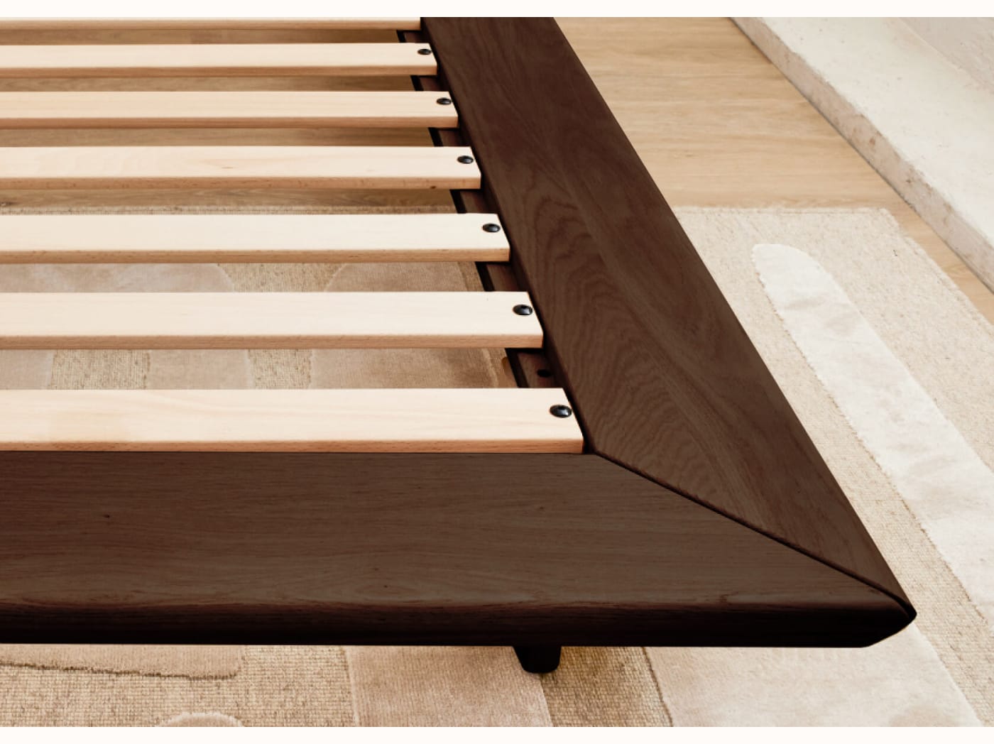 Letto a piattaforma in legno massello LIVIA