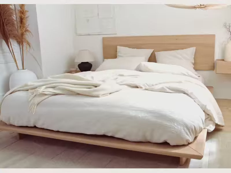 Carica il video: Letto a piattaforma in legno massello LIVIA